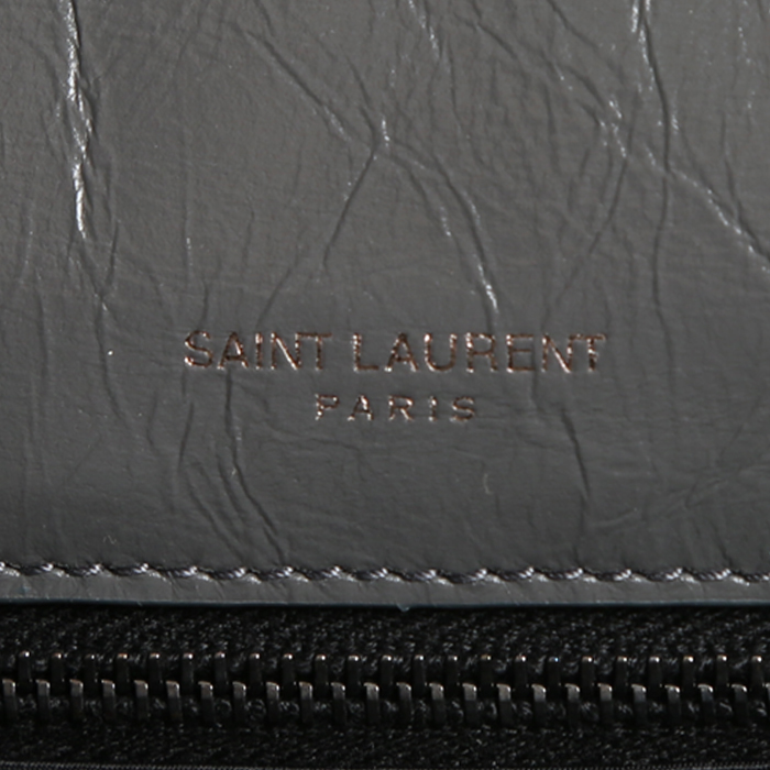 Sac bandoulière Saint Laurent Niki moyen modèle en cuir matelassé chevrons gris - Detail D3
