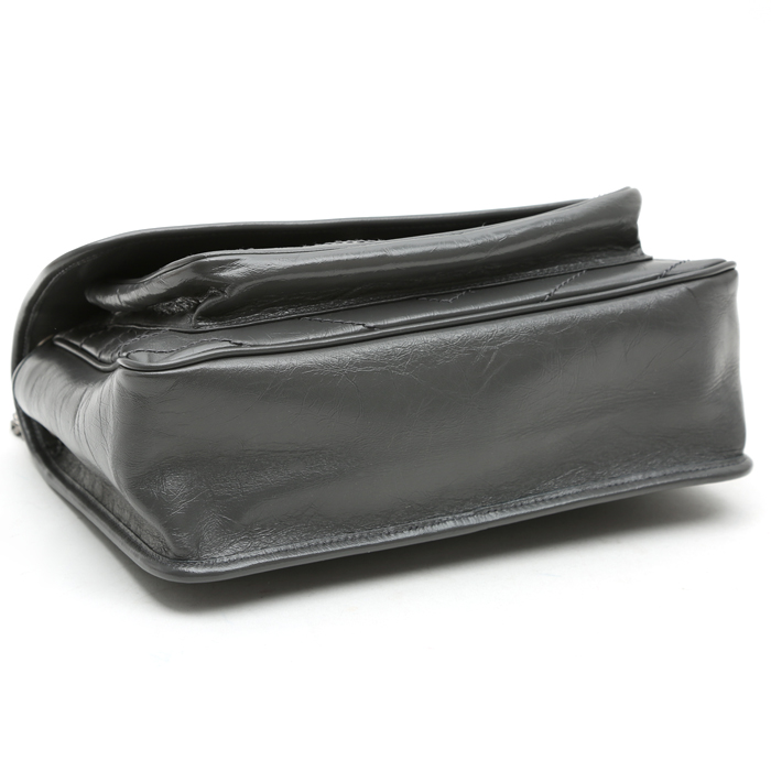 Sac bandoulière Saint Laurent Niki moyen modèle en cuir matelassé chevrons gris - Detail D4