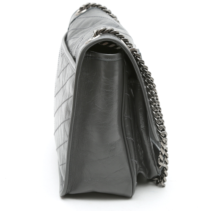 Sac bandoulière Saint Laurent Niki moyen modèle en cuir matelassé chevrons gris - Detail D5