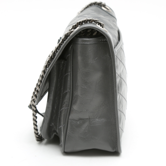 Sac bandoulière Saint Laurent Niki moyen modèle en cuir matelassé chevrons gris - Detail D6