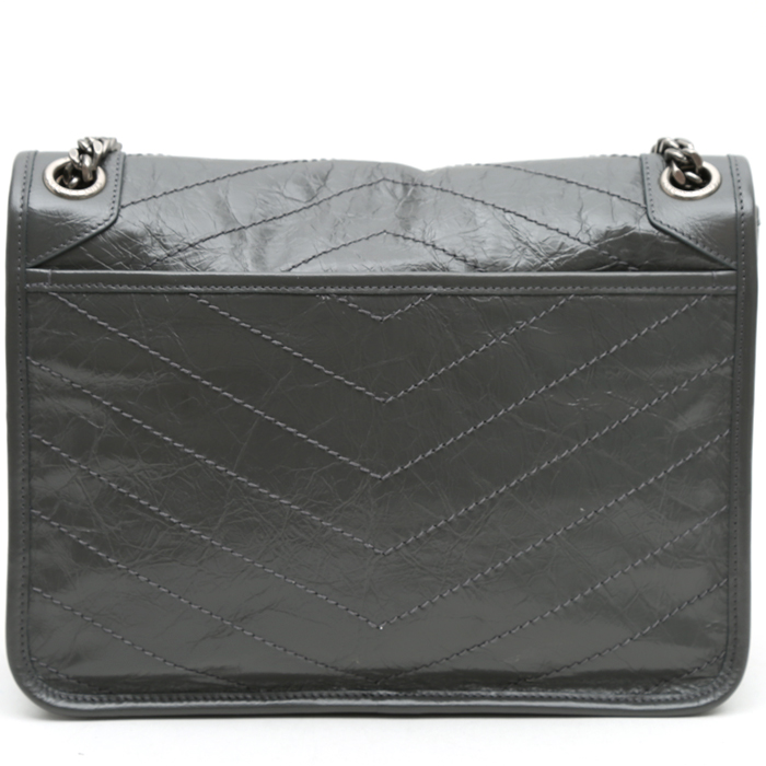 Sac bandoulière Saint Laurent Niki moyen modèle en cuir matelassé chevrons gris - Detail D7