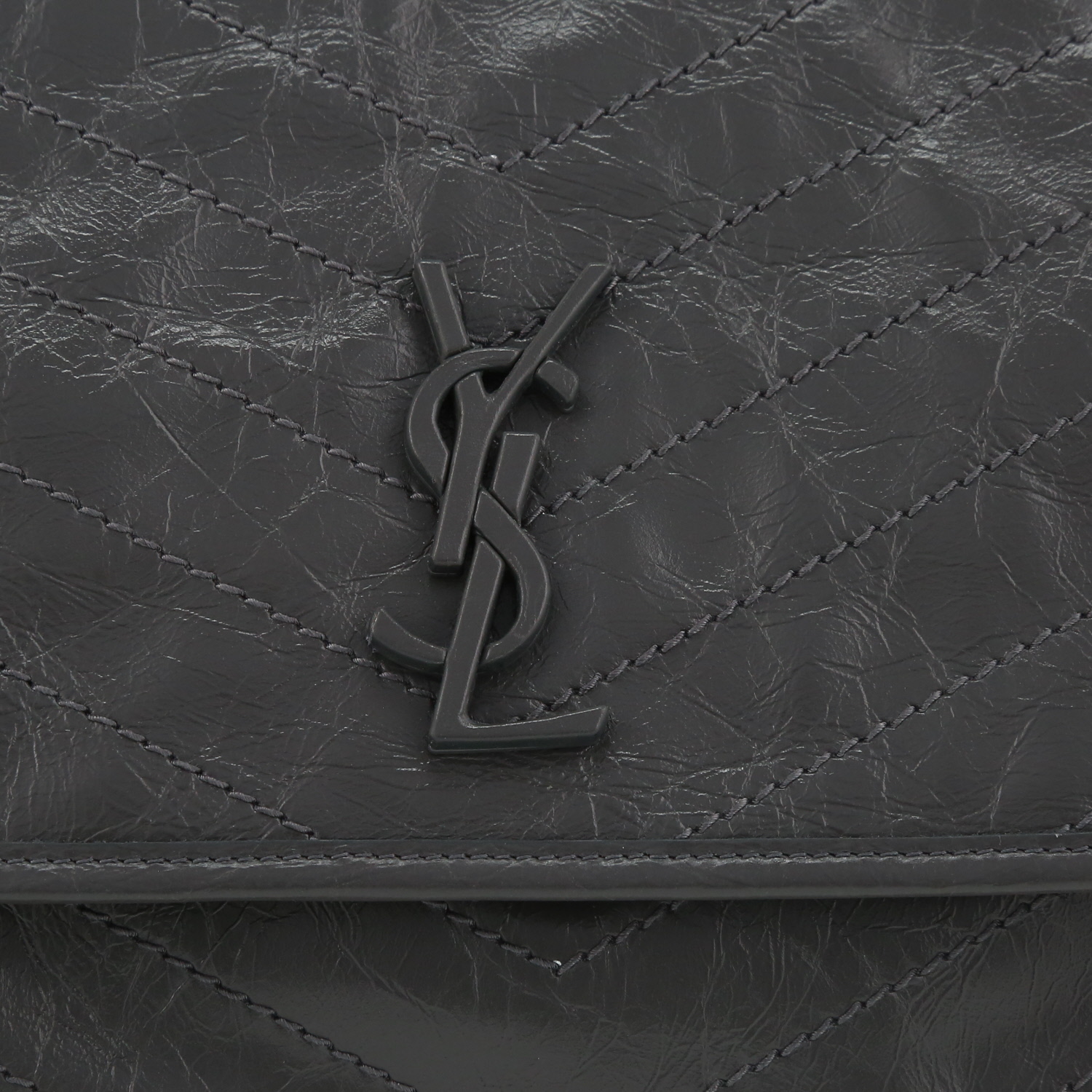 Borsa a tracolla Saint Laurent  Niki, modello medio,  in pelle trapuntata a spina di pesce grigia - Detail D1