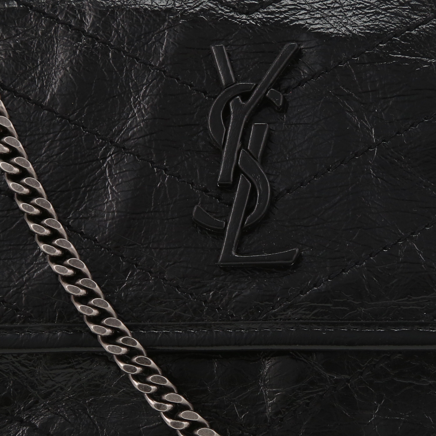 Bolso bandolera Saint Laurent  Niki Baby en cuero acolchado con motivos de espigas negro - Detail D1
