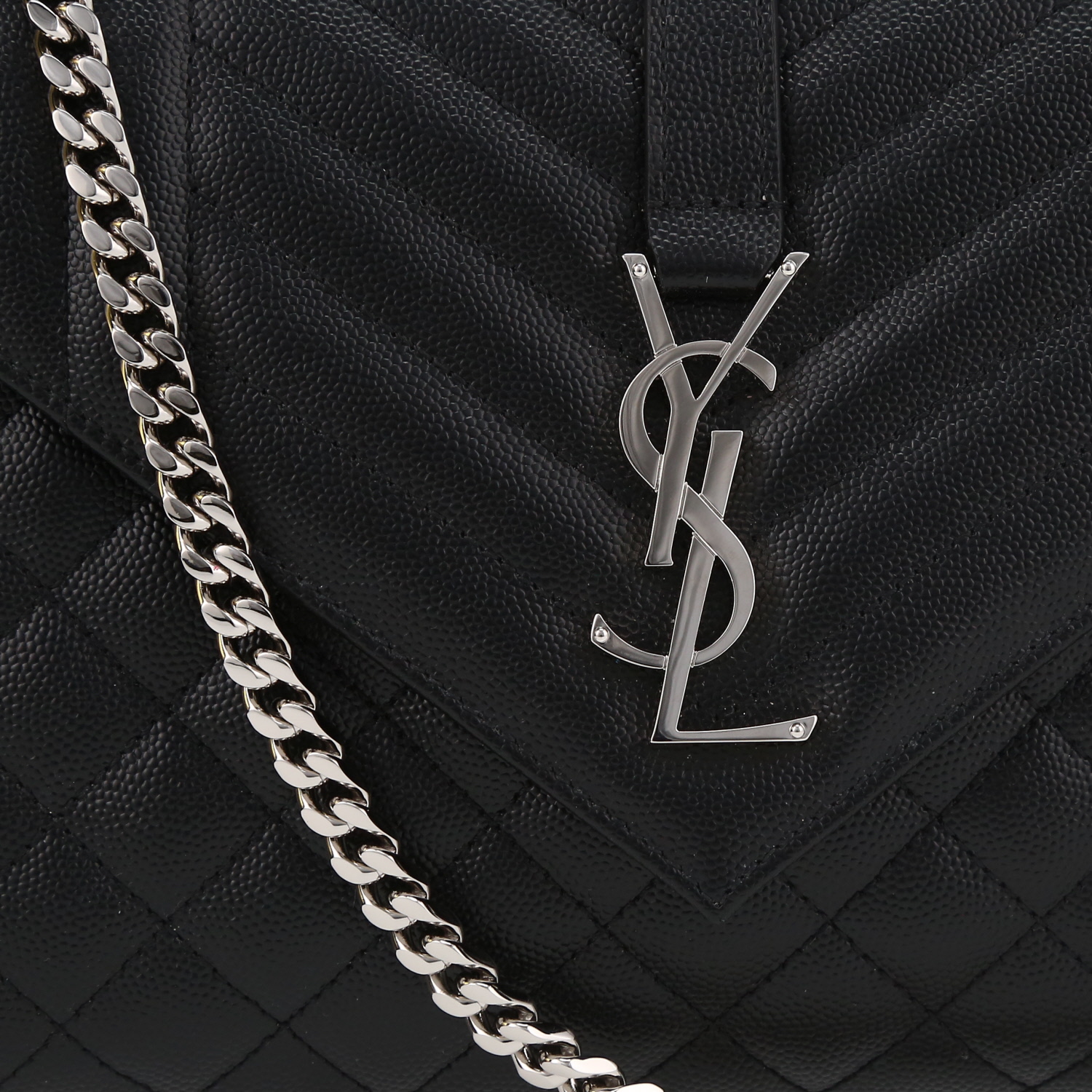 Bolso bandolera Saint Laurent  Enveloppe modelo mediano  en cuero granulado acolchado negro - Detail D1