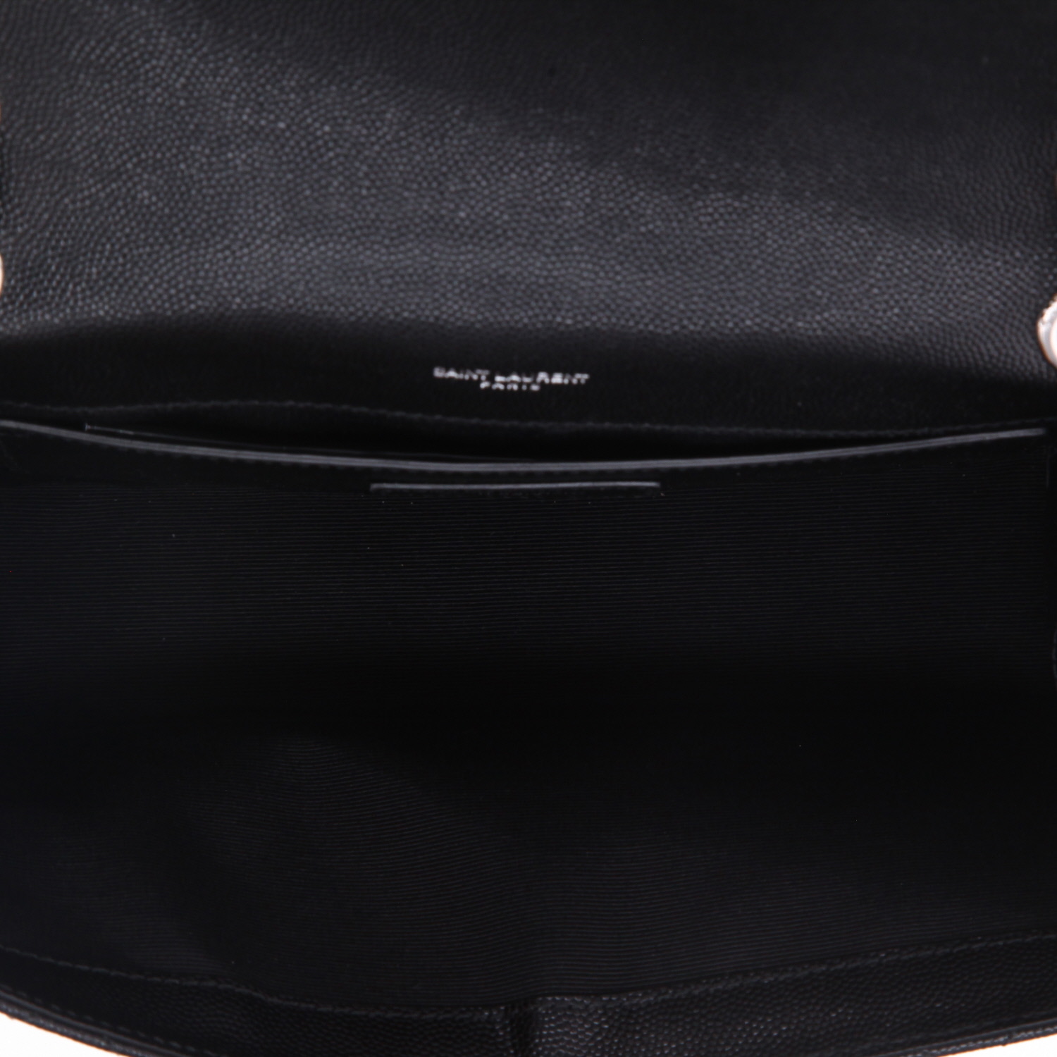 Bolso bandolera Saint Laurent  Enveloppe modelo mediano  en cuero granulado acolchado negro - Detail D8