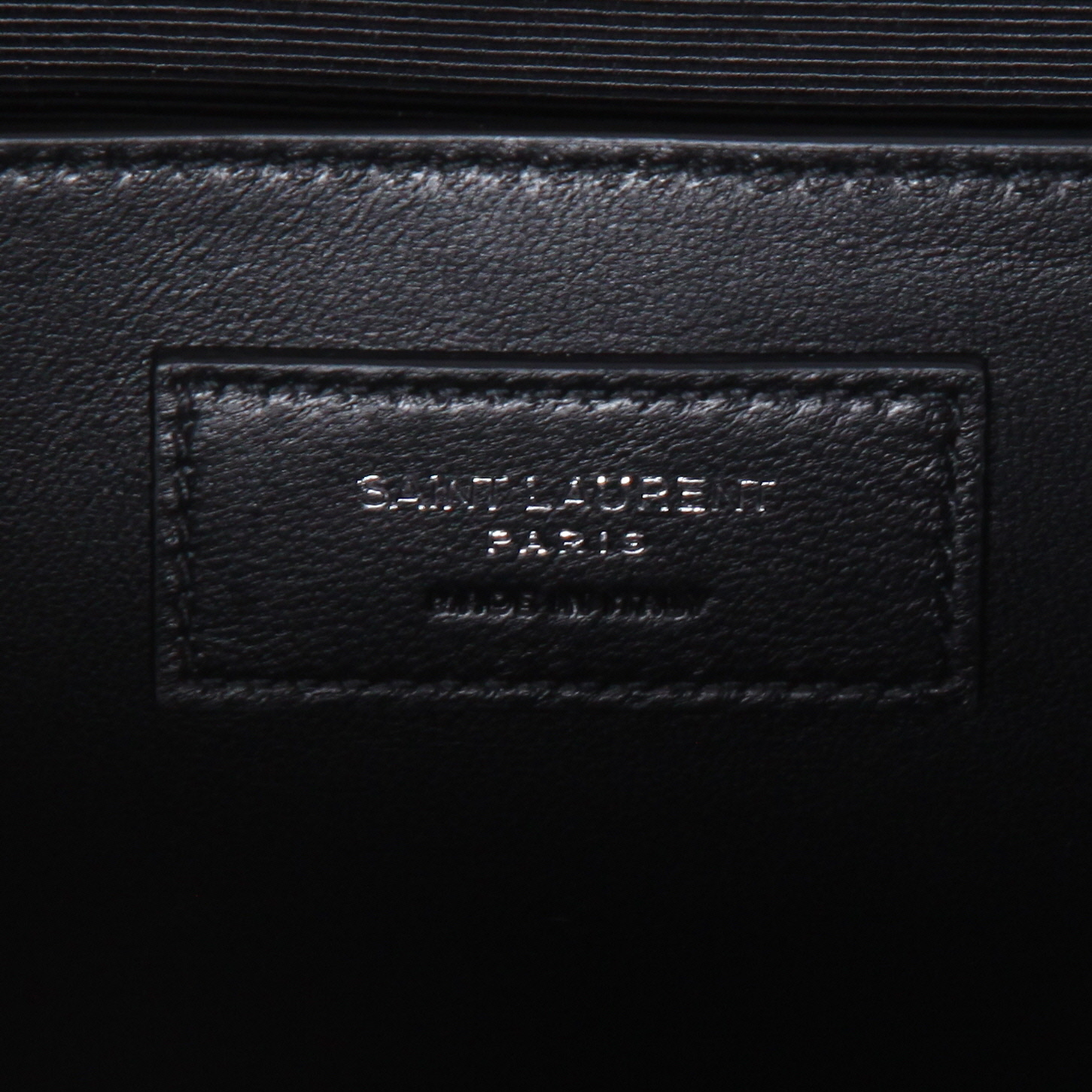 Bolso bandolera Saint Laurent  Enveloppe modelo mediano  en cuero granulado acolchado negro - Detail D2