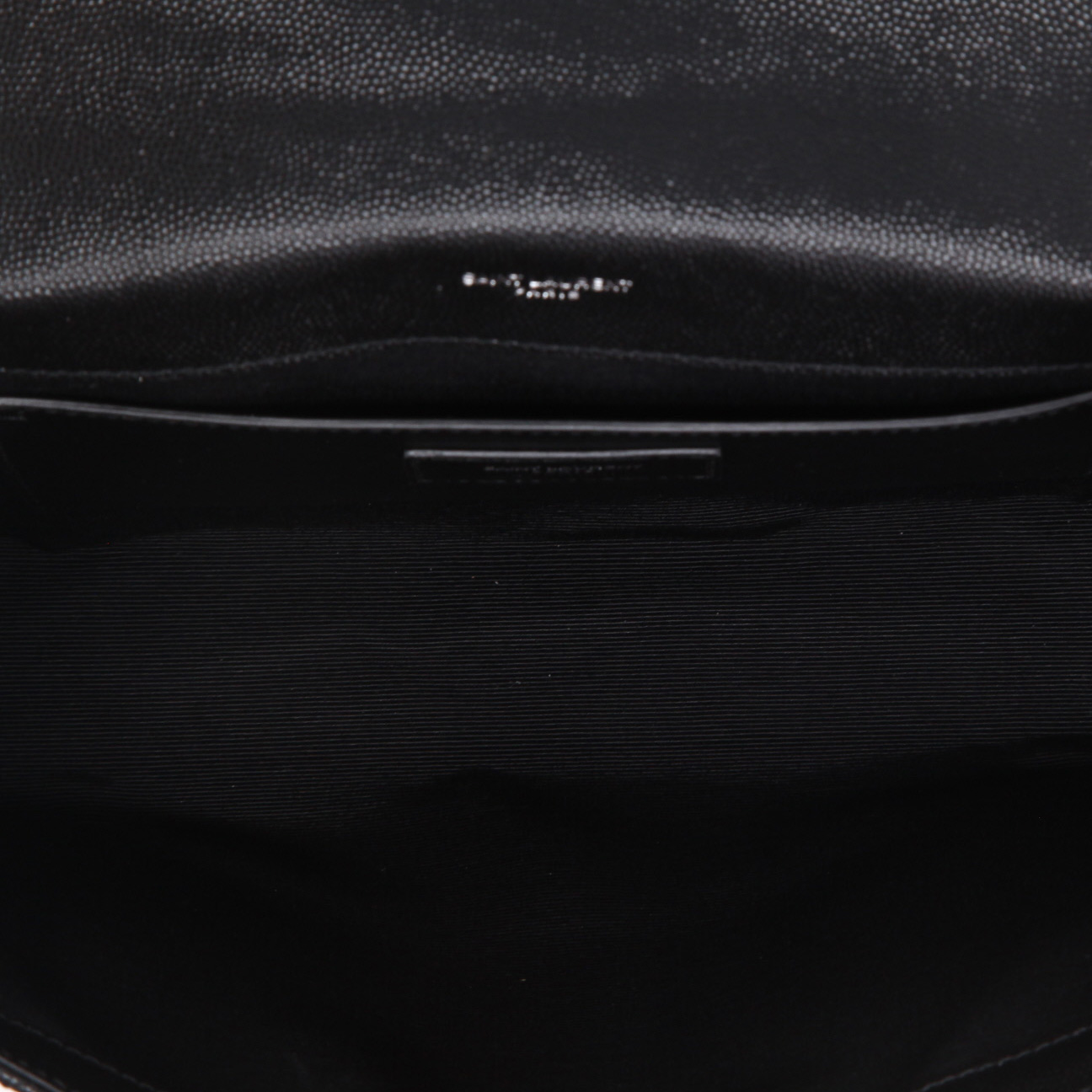 Bolso bandolera Saint Laurent  Enveloppe modelo mediano  en cuero granulado acolchado negro - Detail D3