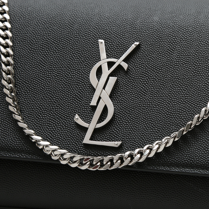 Bolso bandolera Saint Laurent  Kate modelo mediano  en cuero granulado negro - Detail D1