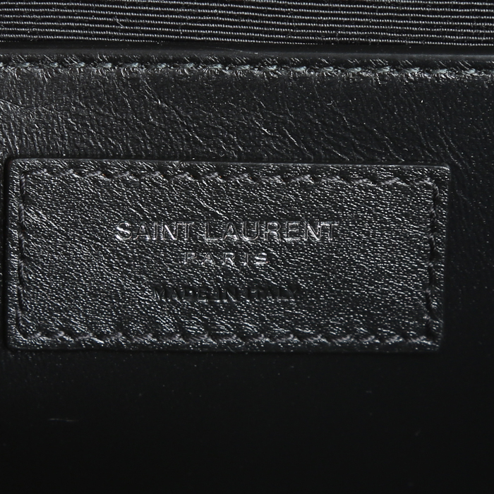 Bolso bandolera Saint Laurent  Kate modelo mediano  en cuero granulado negro - Detail D4