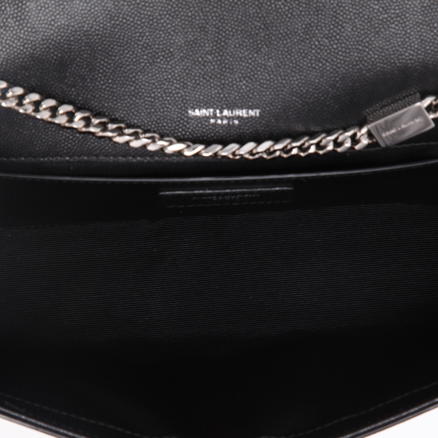 Bolso bandolera Saint Laurent  Kate modelo mediano  en cuero granulado negro - Detail D8