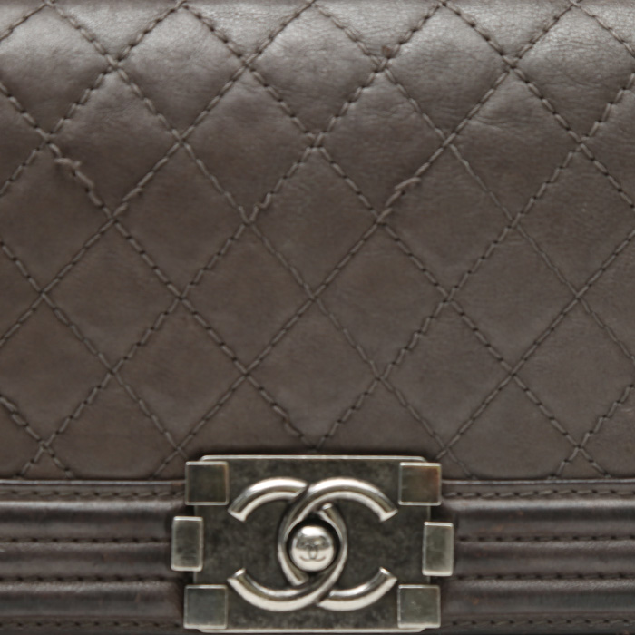 Chanel  Boy shoulder bag  in grey quilted leather - Detail D1
