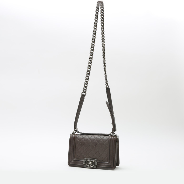 Bolso bandolera Chanel  Boy en cuero acolchado gris - Detail D2