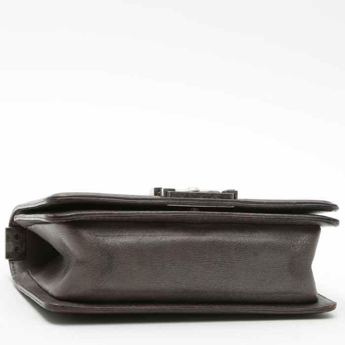 Sac bandoulière Chanel  Boy en cuir matelassé gris - Detail D5