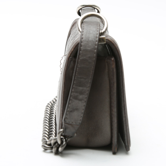 Bolso bandolera Chanel  Boy en cuero acolchado gris - Detail D6