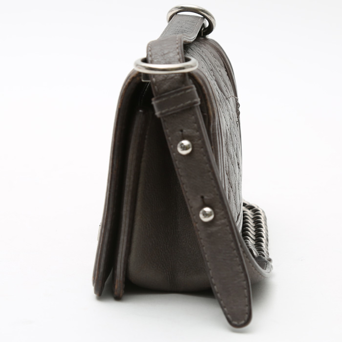 Bolso bandolera Chanel  Boy en cuero acolchado gris - Detail D7