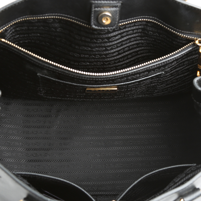 Sac à main Prada  Galleria en cuir saffiano noir - Detail D2