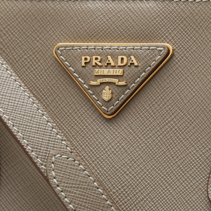 Bolso de mano Prada  Galleria en cuero saffiano beige y blanco - Detail D1
