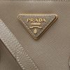 Bolso de mano Prada  Galleria en cuero saffiano beige y blanco - Detail D1 thumbnail