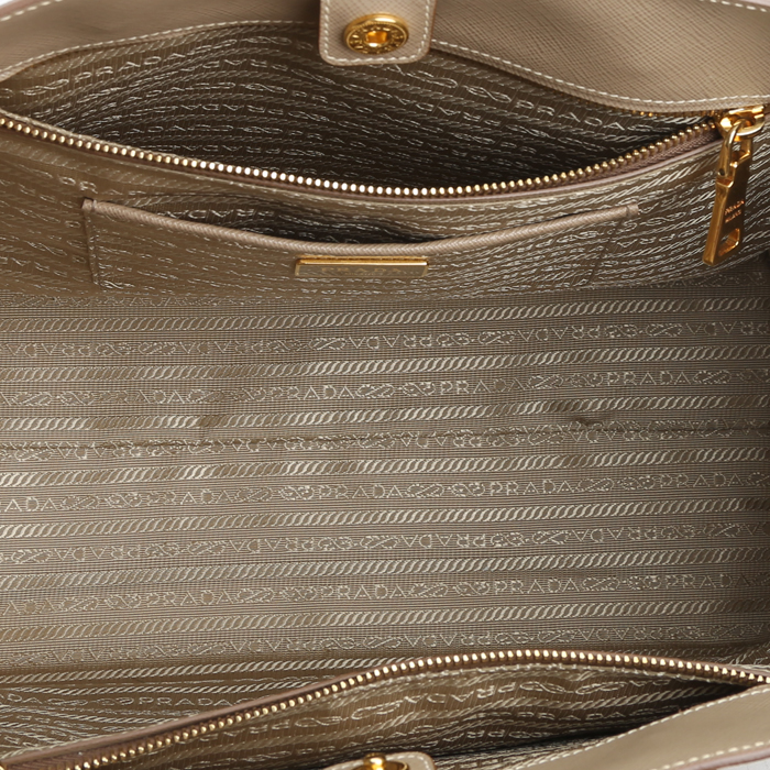 Bolso de mano Prada  Galleria en cuero saffiano beige y blanco - Detail D3