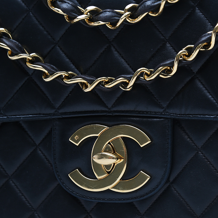 Borsa a tracolla Chanel  Timeless Jumbo in pelle trapuntata nera - Detail D1
