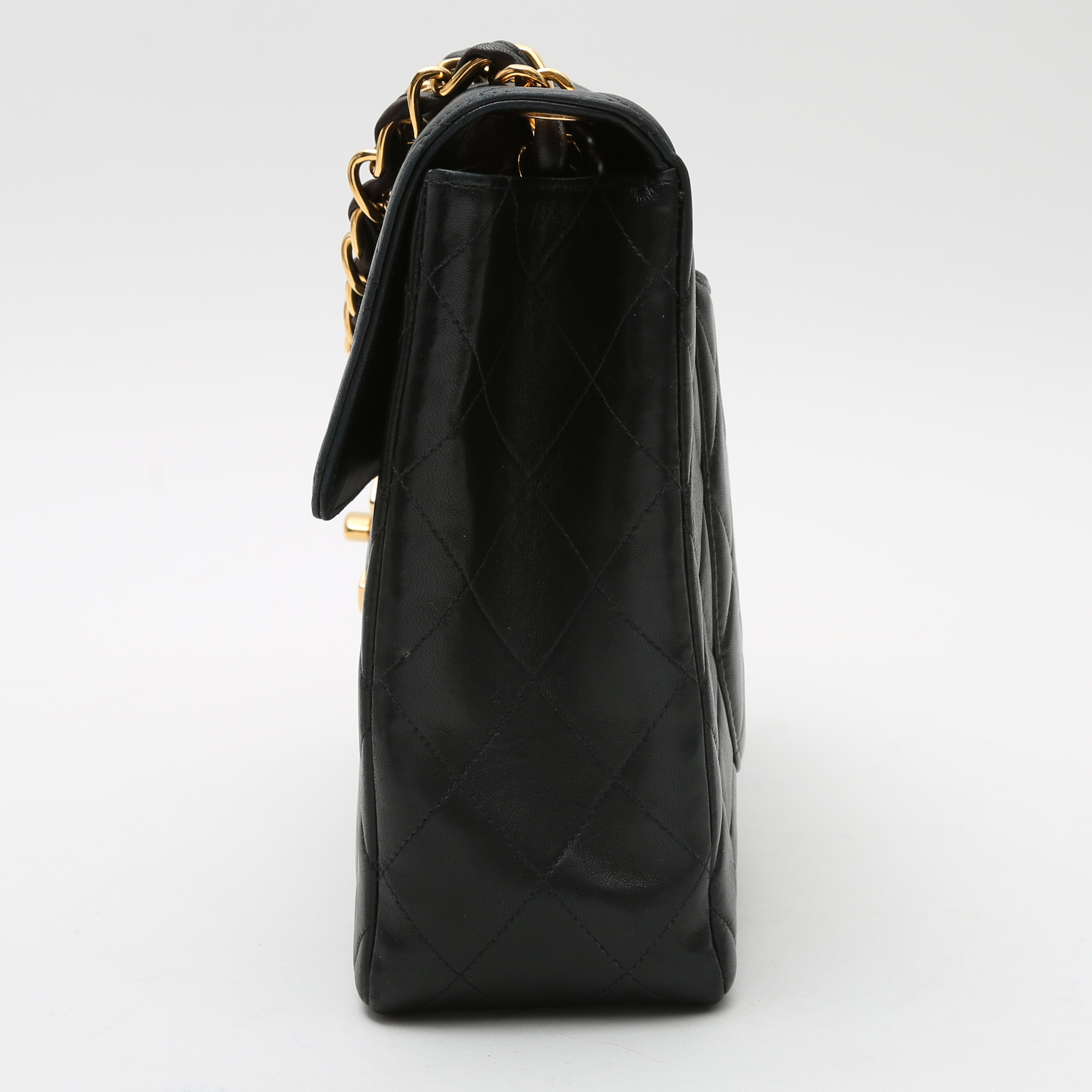 Chanel  Timeless Jumbo shoulder bag  in black quilted leather - Detail D6