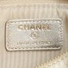 Bolsito de mano Chanel   en lona acolchada negra y cuero beige - Detail D3 thumbnail