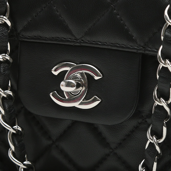 Chanel  Timeless Petit shoulder bag  in black quilted leather - Detail D1