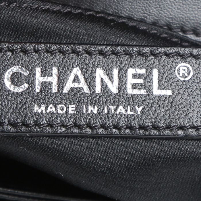 Bolso bandolera Chanel  Timeless Petit en cuero acolchado negro - Detail D4