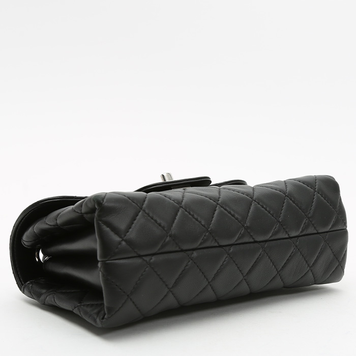 Chanel  Timeless Petit shoulder bag  in black quilted leather - Detail D5