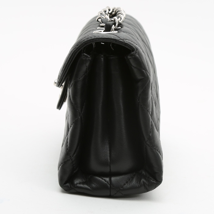 Chanel  Timeless Petit shoulder bag  in black quilted leather - Detail D6