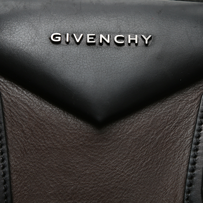 Sac à main Givenchy Antigona moyen modèle en cuir marron et noir - Detail D1
