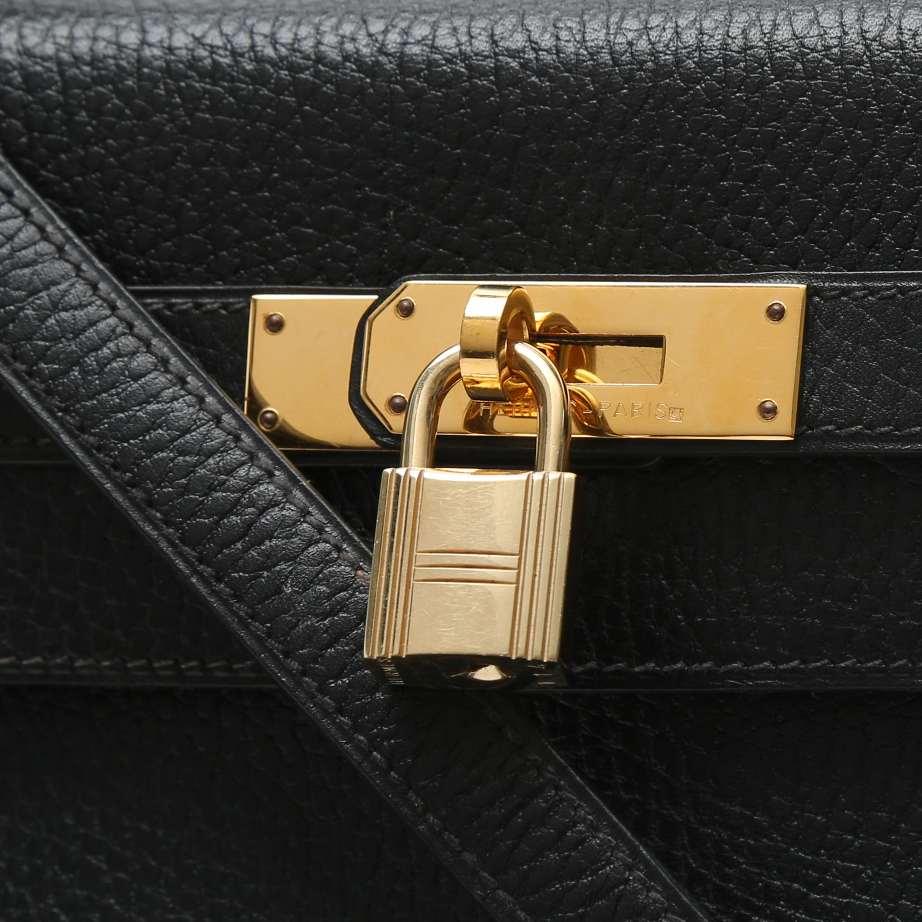 Hermès  Kelly 32 cm handbag  in black Fjord leather - Detail D1