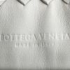 Bolso de mano Bottega Veneta   en cuero trenzado blanco - Detail D3 thumbnail