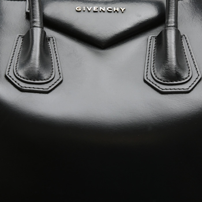 Sac à main Givenchy  Antigona moyen modèle  en cuir noir - Detail D1