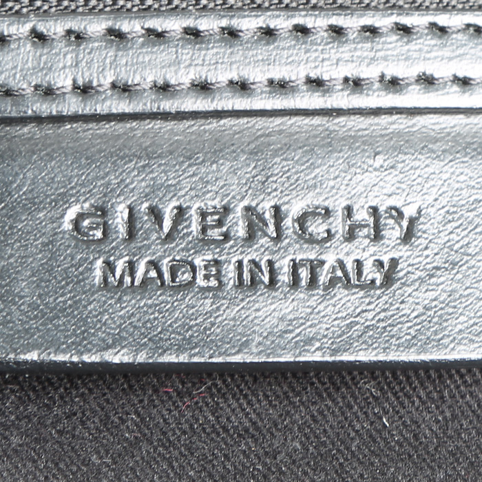 Bolso de mano Givenchy  Antigona modelo mediano  en cuero negro - Detail D3