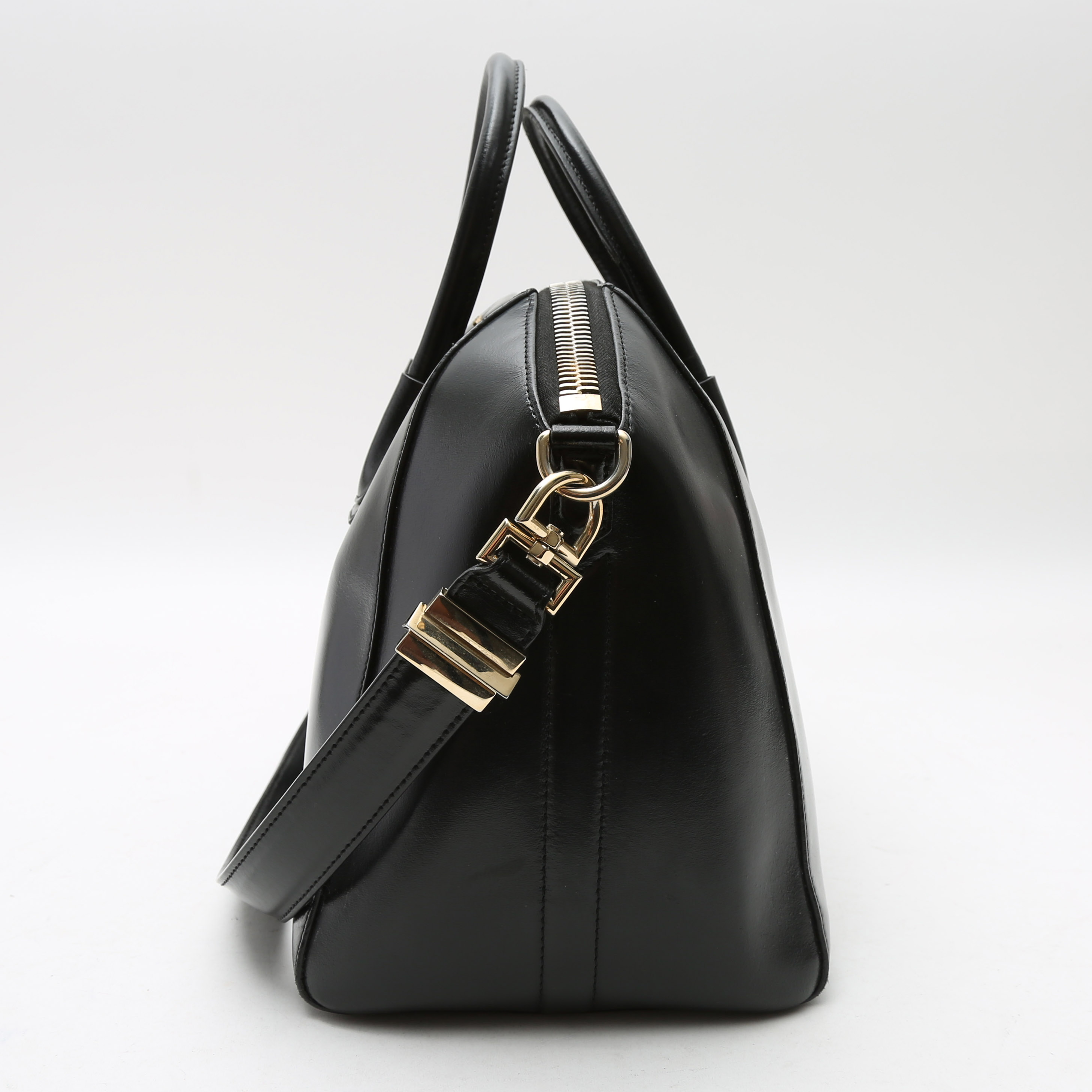 Bolso de mano Givenchy  Antigona modelo mediano  en cuero negro - Detail D6