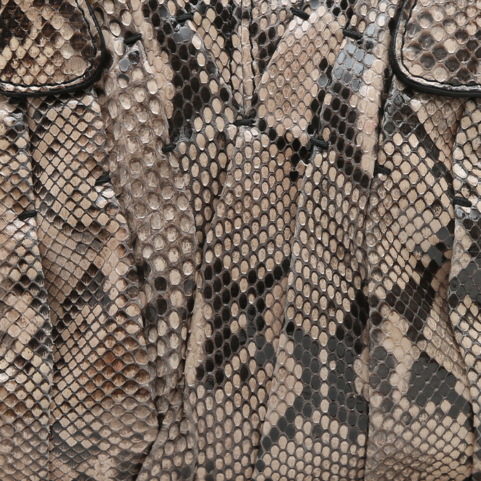 Bolso de mano Valentino Garavani   en piel de pitón beige - Detail D1