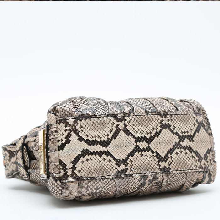 Bolso de mano Valentino Garavani   en piel de pitón beige - Detail D4