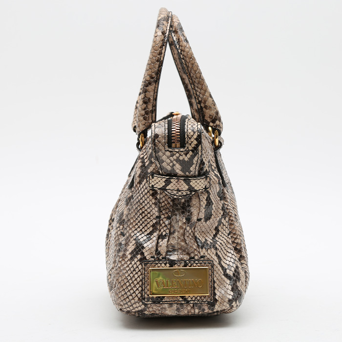 Bolso de mano Valentino Garavani   en piel de pitón beige - Detail D5