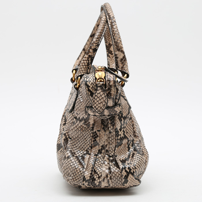 Bolso de mano Valentino Garavani   en piel de pitón beige - Detail D6