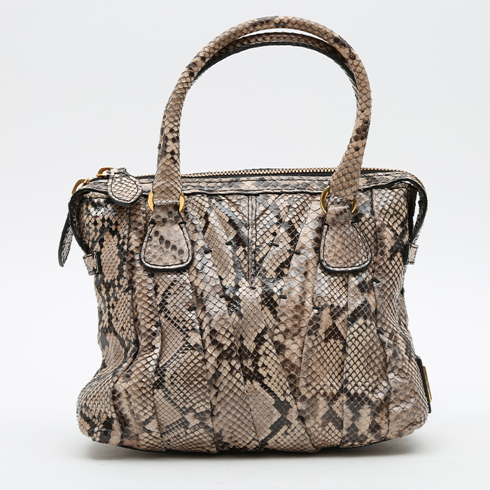 Bolso de mano Valentino Garavani   en piel de pitón beige - Detail D7