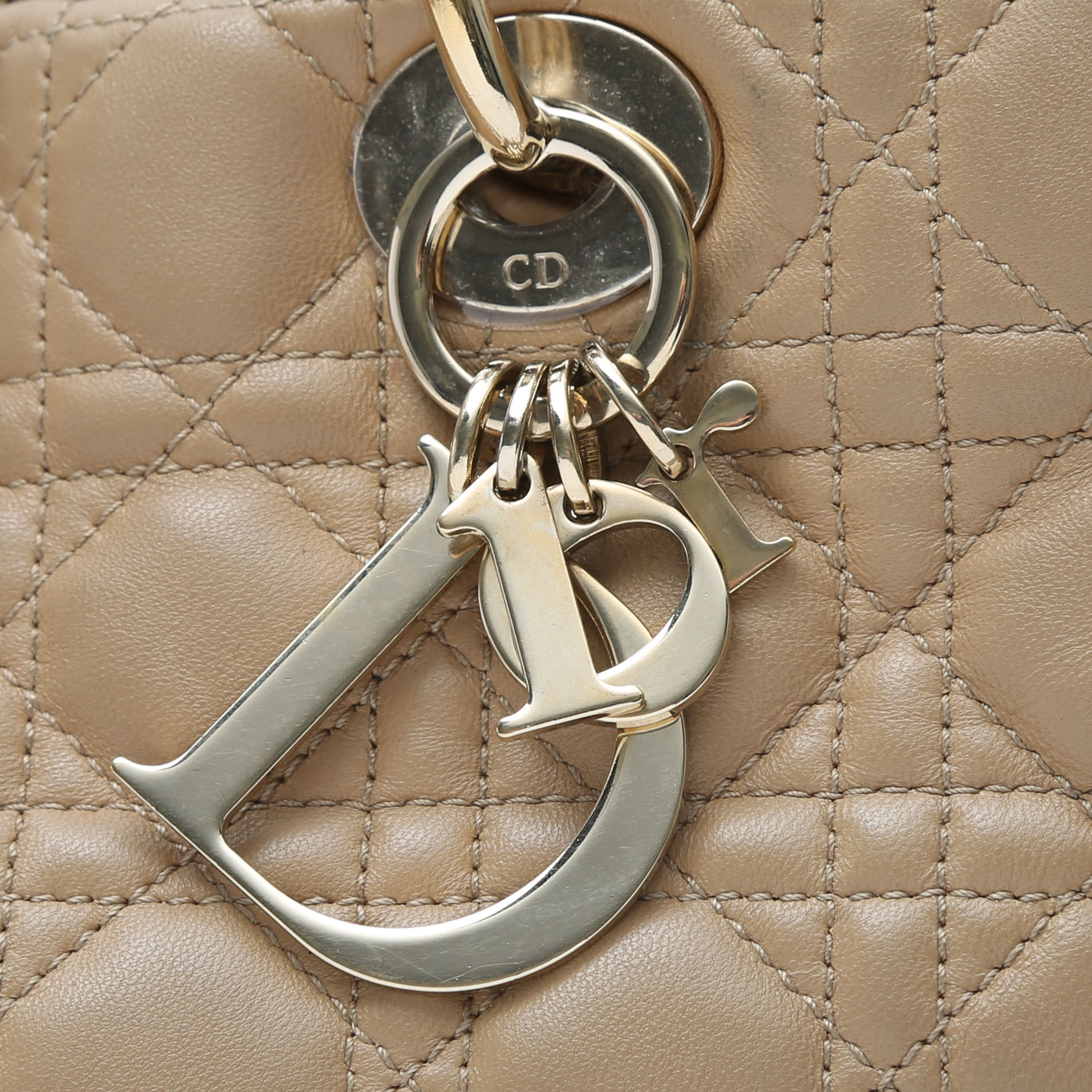 Sac cabas Dior  Dior Soft en cuir matelassé beige - Detail D1