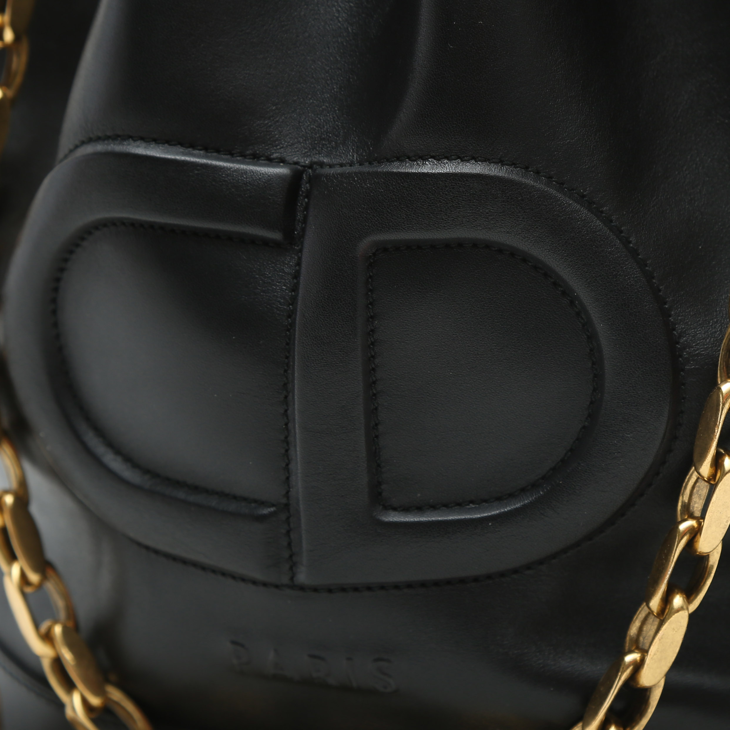 Bolso Cabás Dior  Cest Dior modelo mediano  en cuero negro - Detail D1