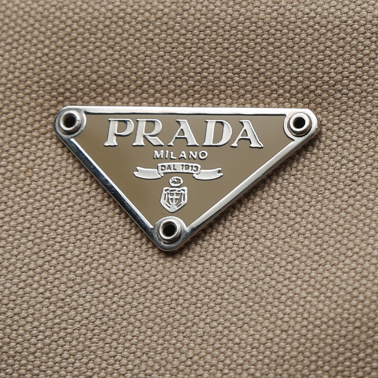 Sac cabas Prada   en toile beige et cuir bleu - Detail D1