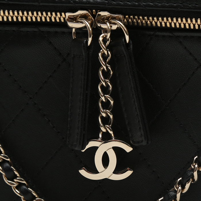 Sac bandoulière Chanel  Vanity en cuir noir - Detail D1