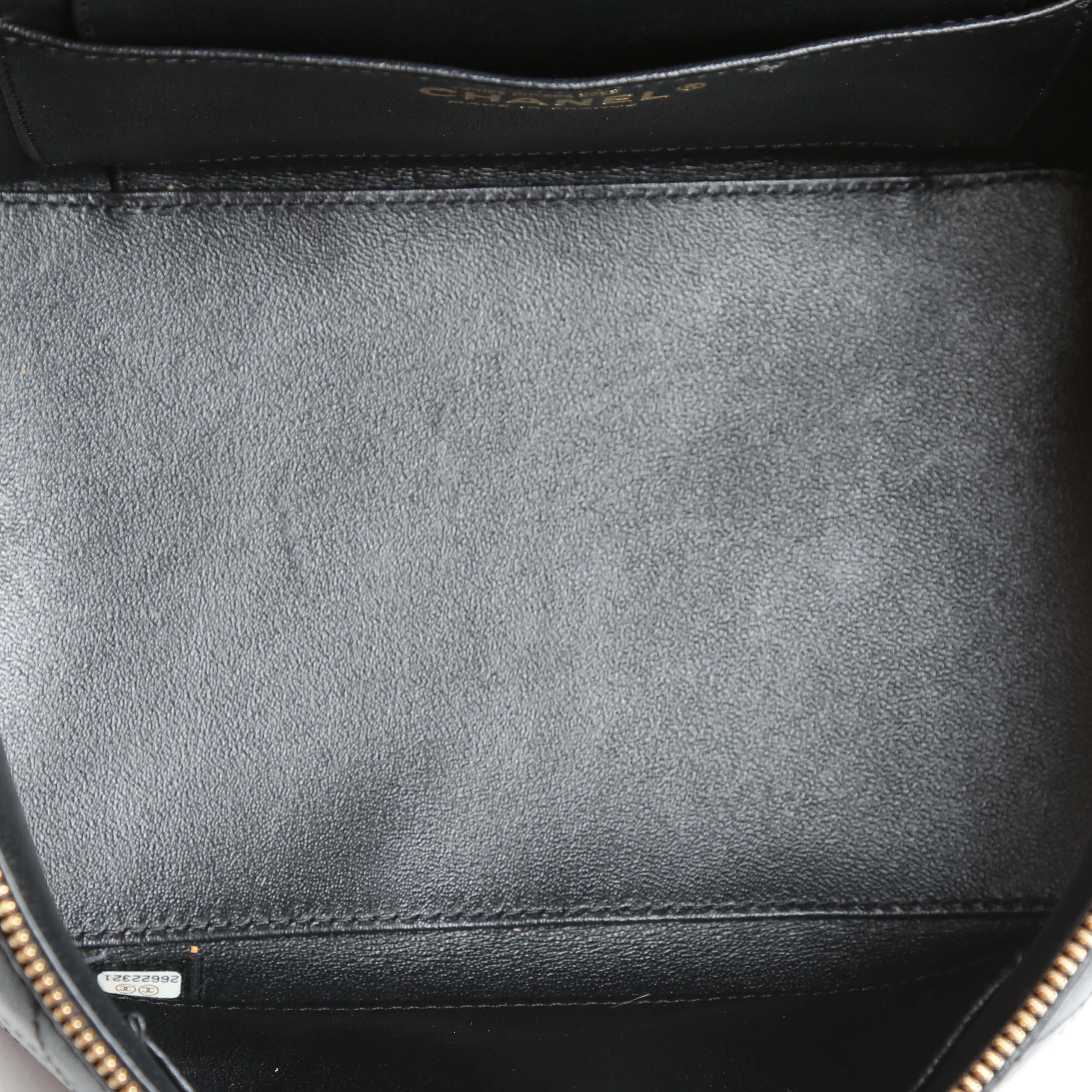 Sac bandoulière Chanel  Vanity en cuir noir - Detail D3