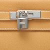 Hermès  Kelly 28 cm handbag  in beige Camel togo leather - Detail D1 thumbnail