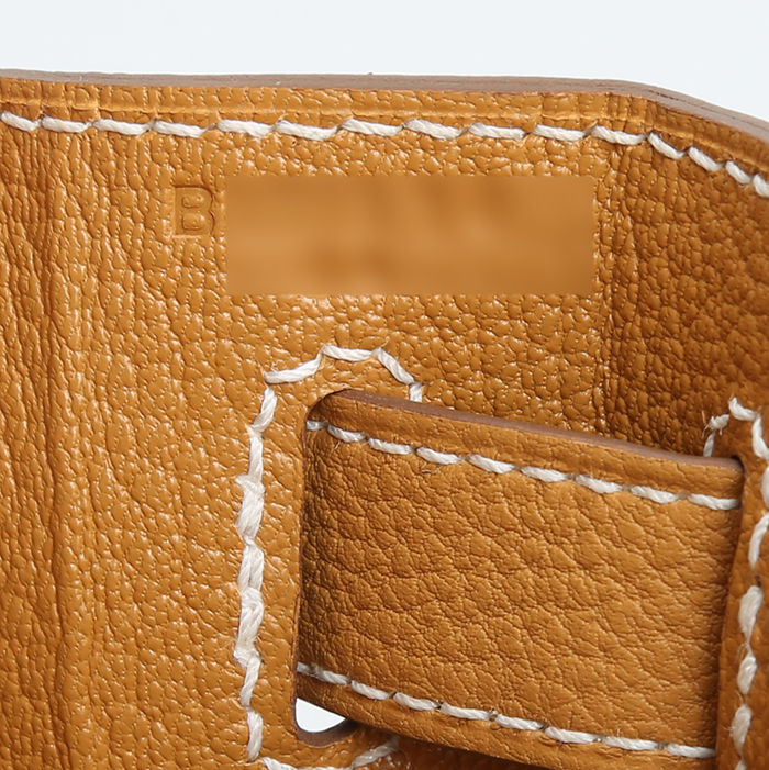 Bolso de mano Hermès  Kelly 28 cm en cuero togo beige Camel - Detail D4