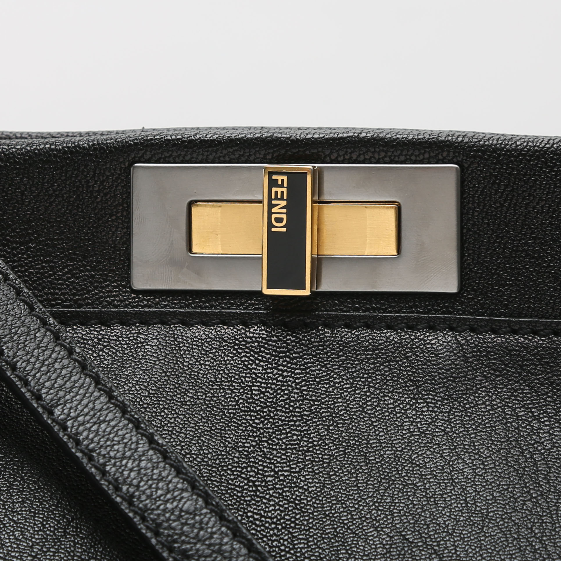 Bolso de mano Fendi  Peekaboo modelo grande  en cuero negro - Detail D1
