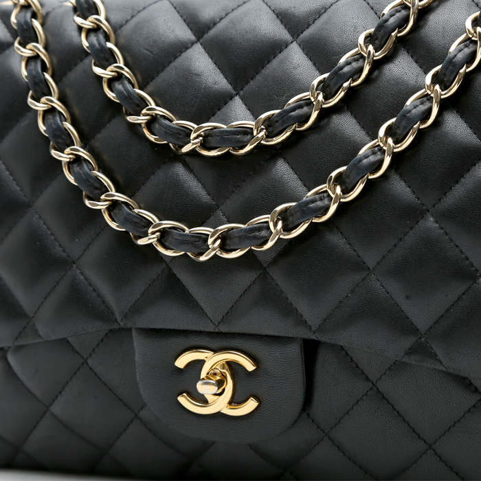 Chanel  Timeless Jumbo shoulder bag  in black quilted leather - Detail D1